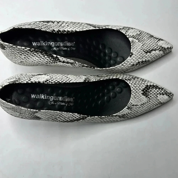 Walking Cradles black and white snake 9.5m pumps with no signs of wear - Picture 2 of 5